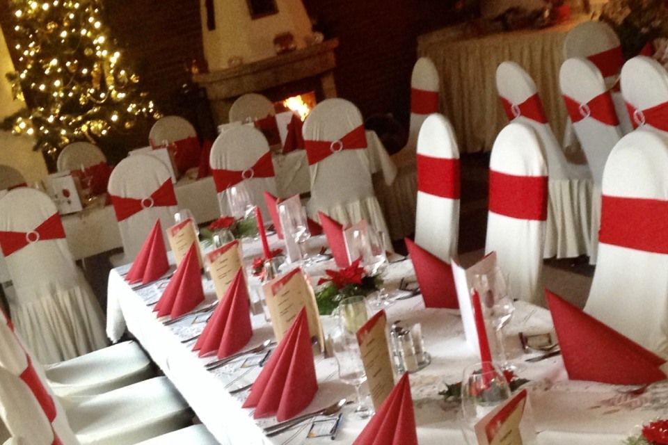 Festlicher Esstisch für eine Feiertagsfeier mit rot-weißen Dekorationen.