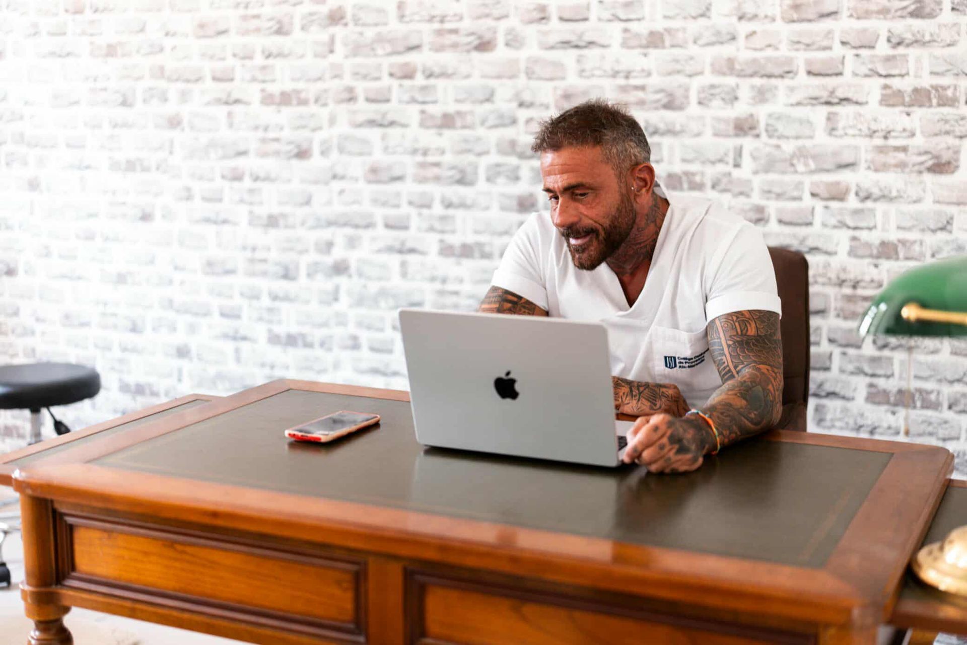 Pierre Murtas à Son bureau