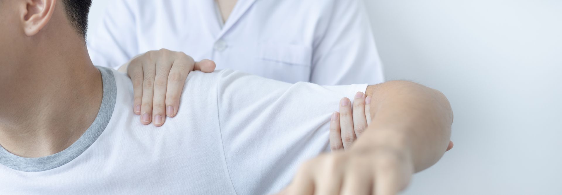 Examen de l’épaule par un professionnel de la santé.