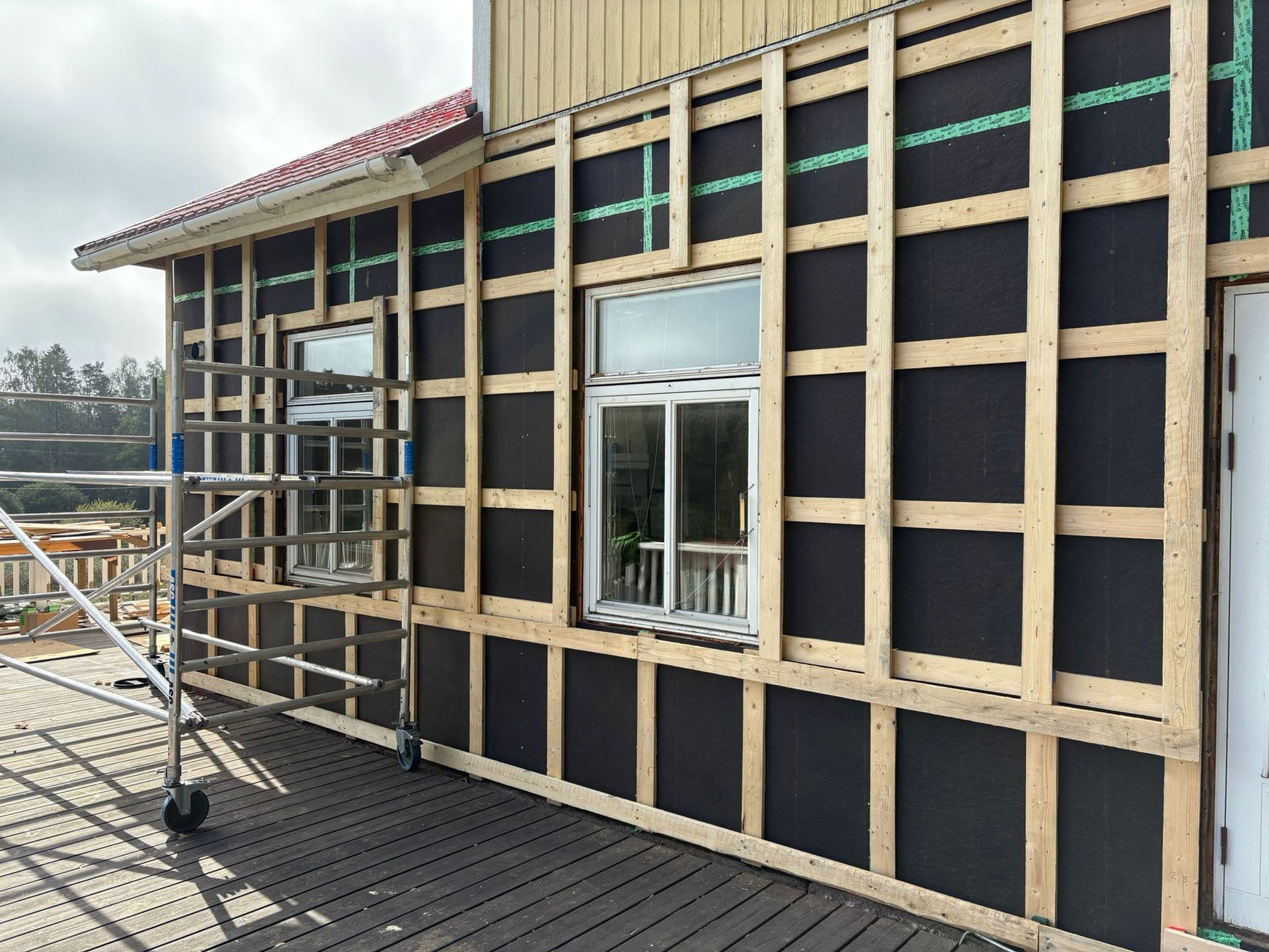 Mökkikiinteistön ulkoverhouksen maalaus ja kunnostus Porvoon saaristossa.