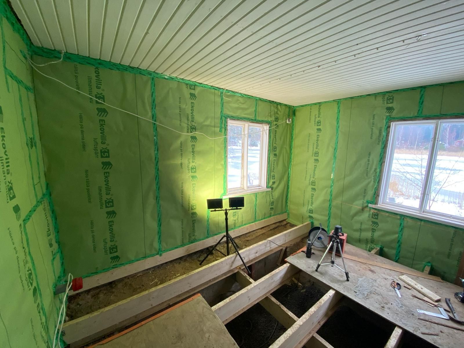 Eristystyöt ja sisäkaton uusiminen talviasuttavassa saaristohuvilassa.