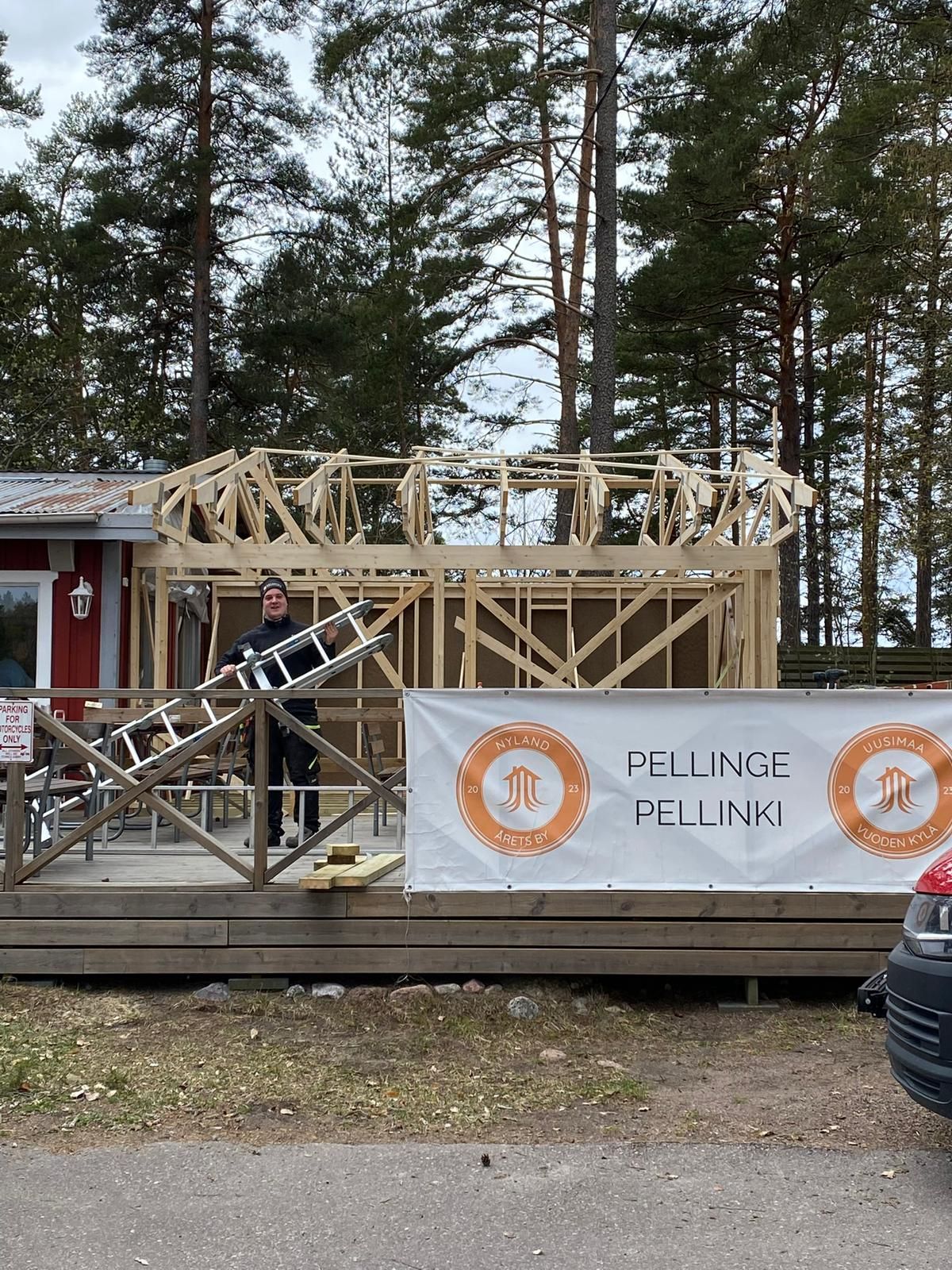 Telineiden pystytys julkisivutyötä varten kohteessa ilman tieyhteyttä.