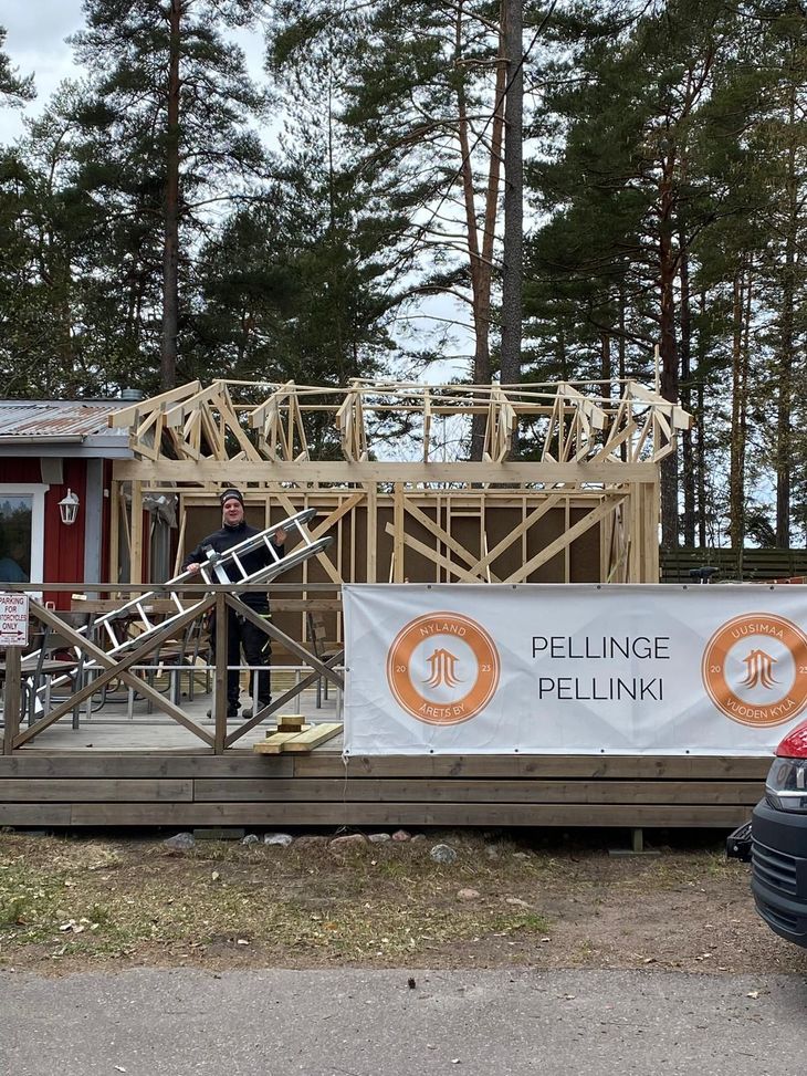 Telineiden pystytys julkisivutyötä varten kohteessa ilman tieyhteyttä.