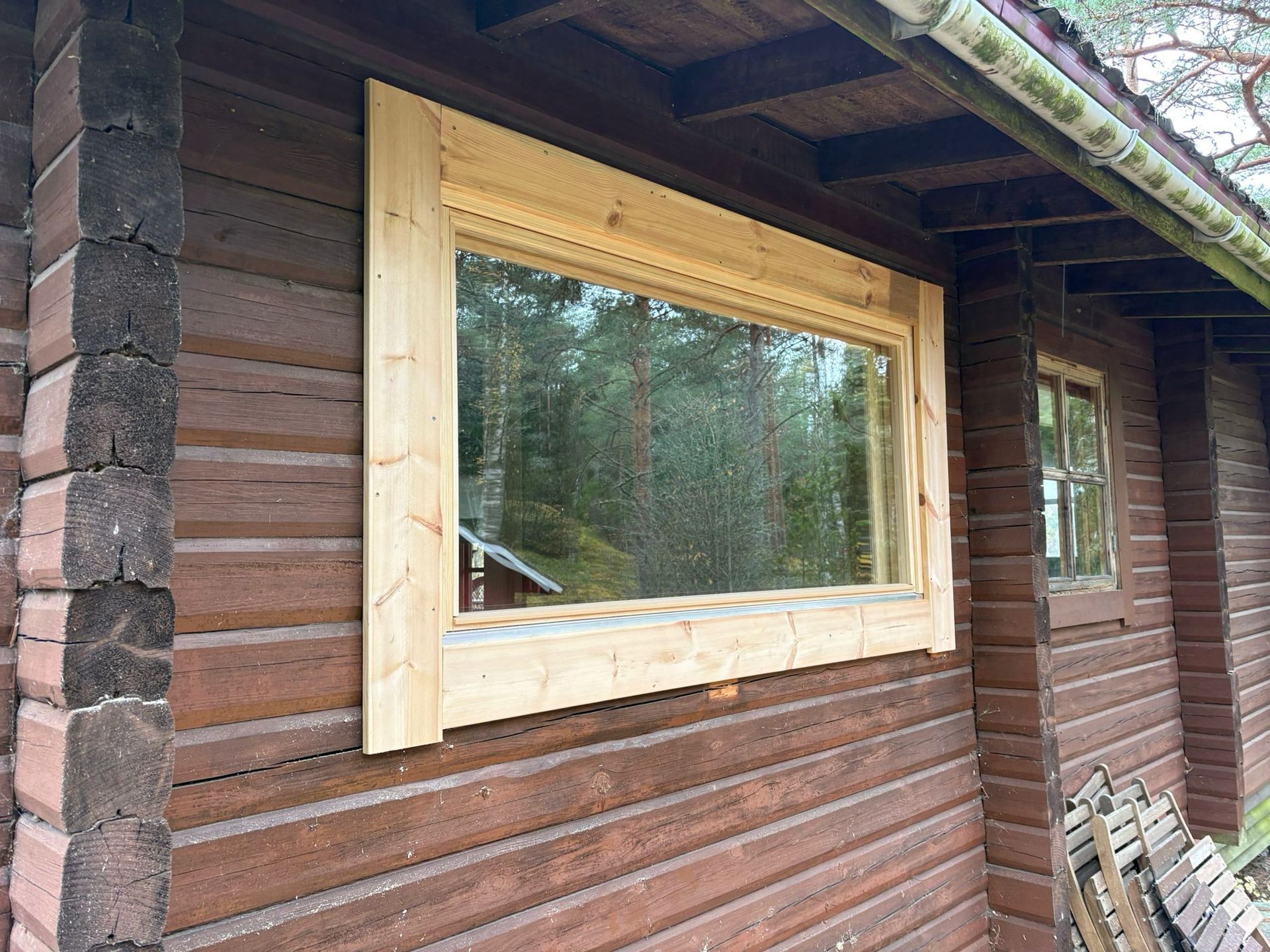 Kattoturvatuotteiden ja rännien asennus merenrantakiinteistöön Sipossa.