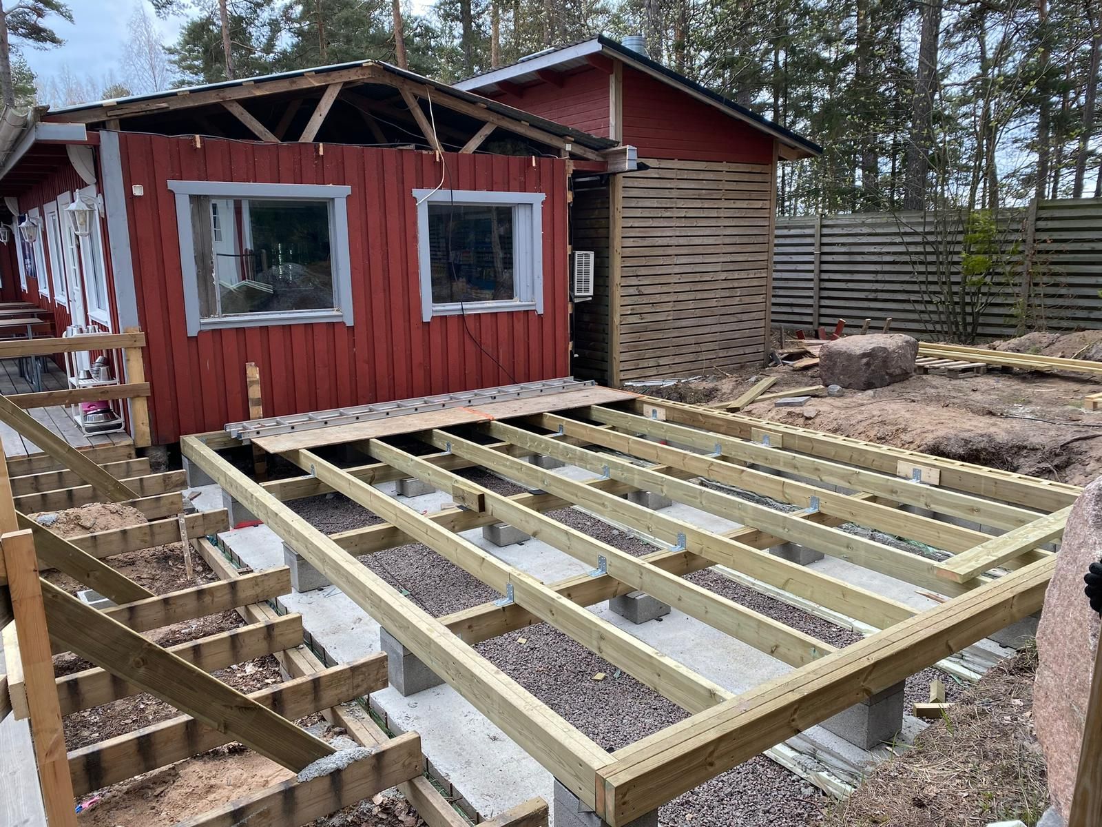 Pellinge Skärgårdsservice rakentaa mökin puurunkoa saaristotontilla Porvoossa.