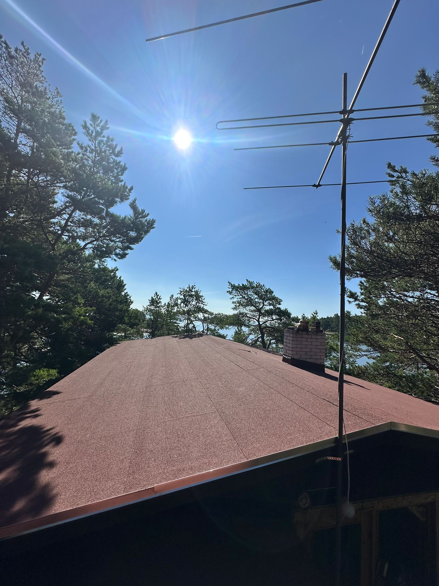 Laadukas kattoremontti – Pellinge Skärgårdservicen toteuttama tyylikäs lopputulos.