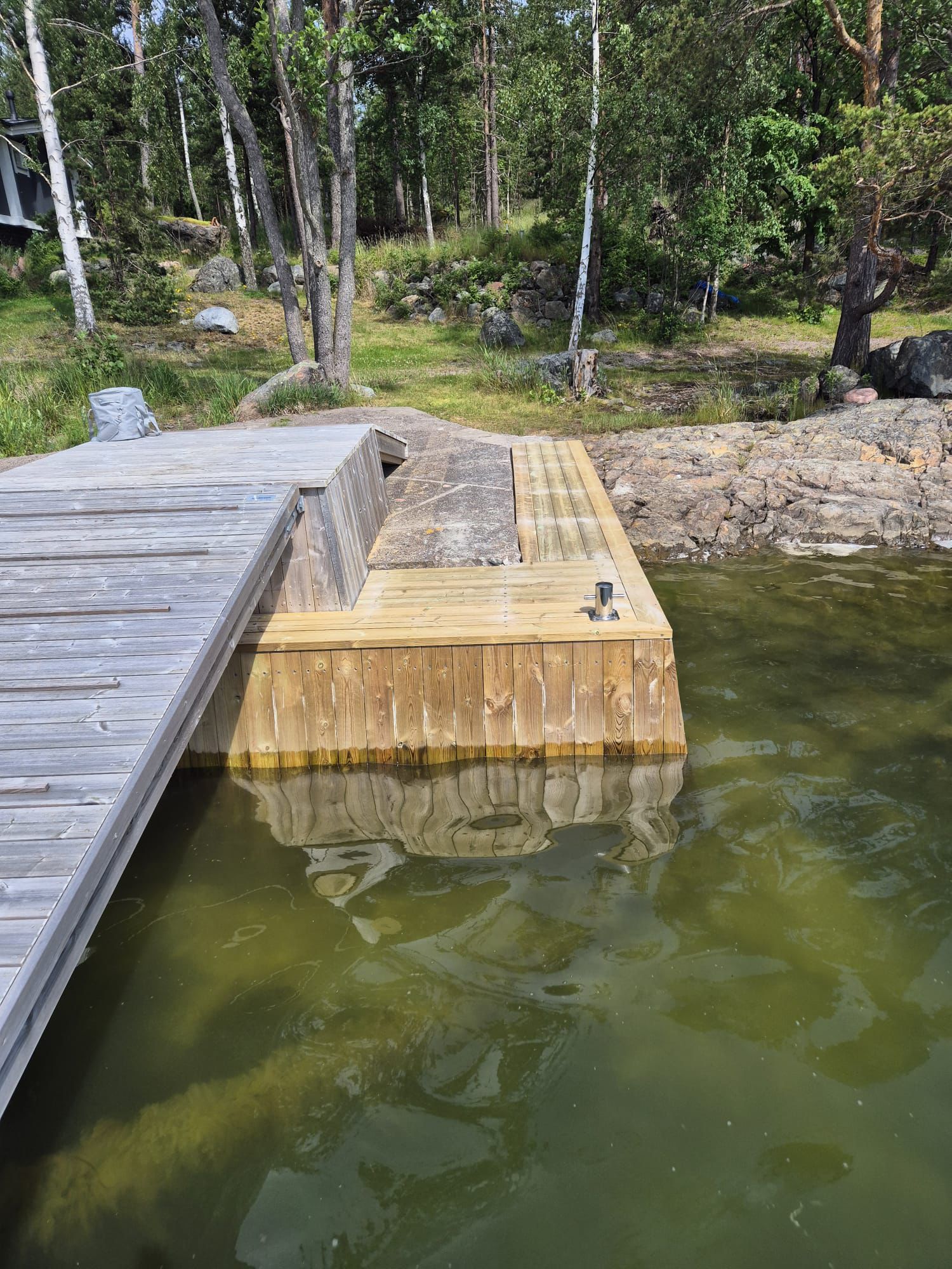 Uusi vakaa venelaituri ja uimataso asennettuna Loviisan saaristoon.