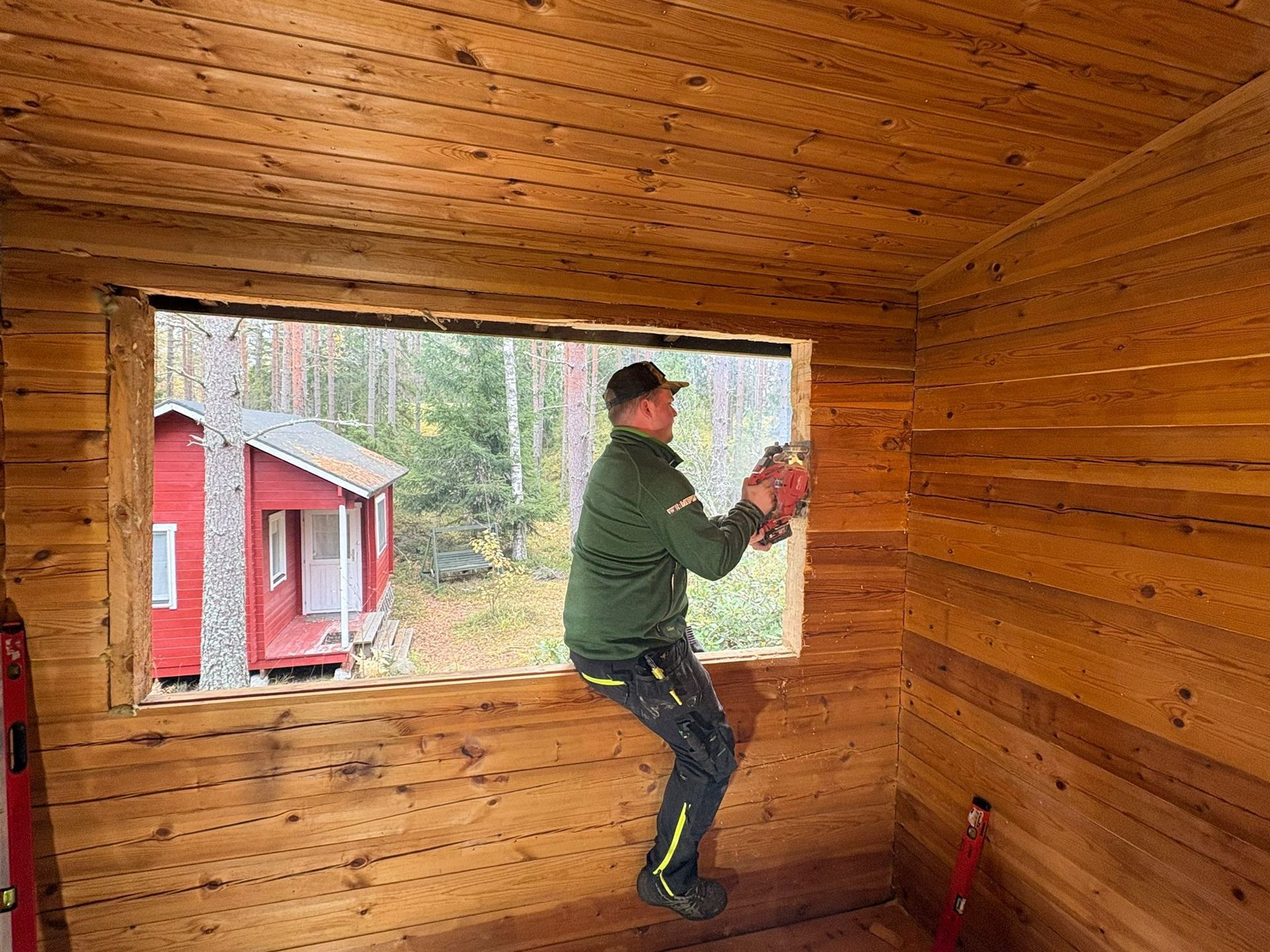 Ikkunoiden ja ovien vaihto saaristomökkiin säänkestävillä materiaaleilla.