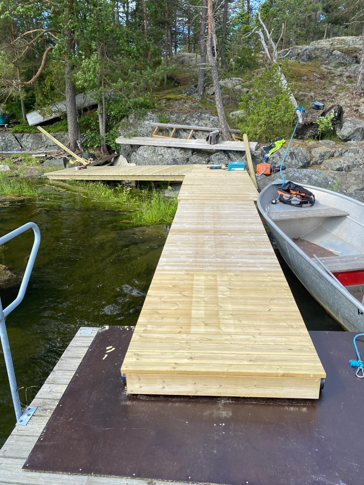 Laiturin rakennustyöt Itä-Uudenmaan rannikon saaristokohteessa.