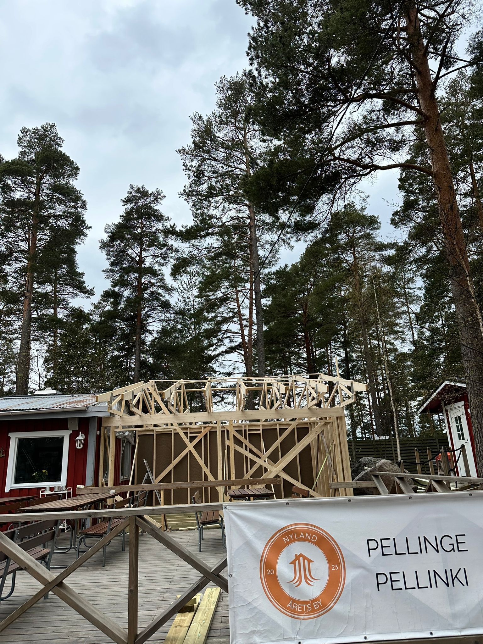 Pellinge Skärgårdsservice rakentaa mökin puurunkoa saaristotontilla Itä-Uudellamaalla.