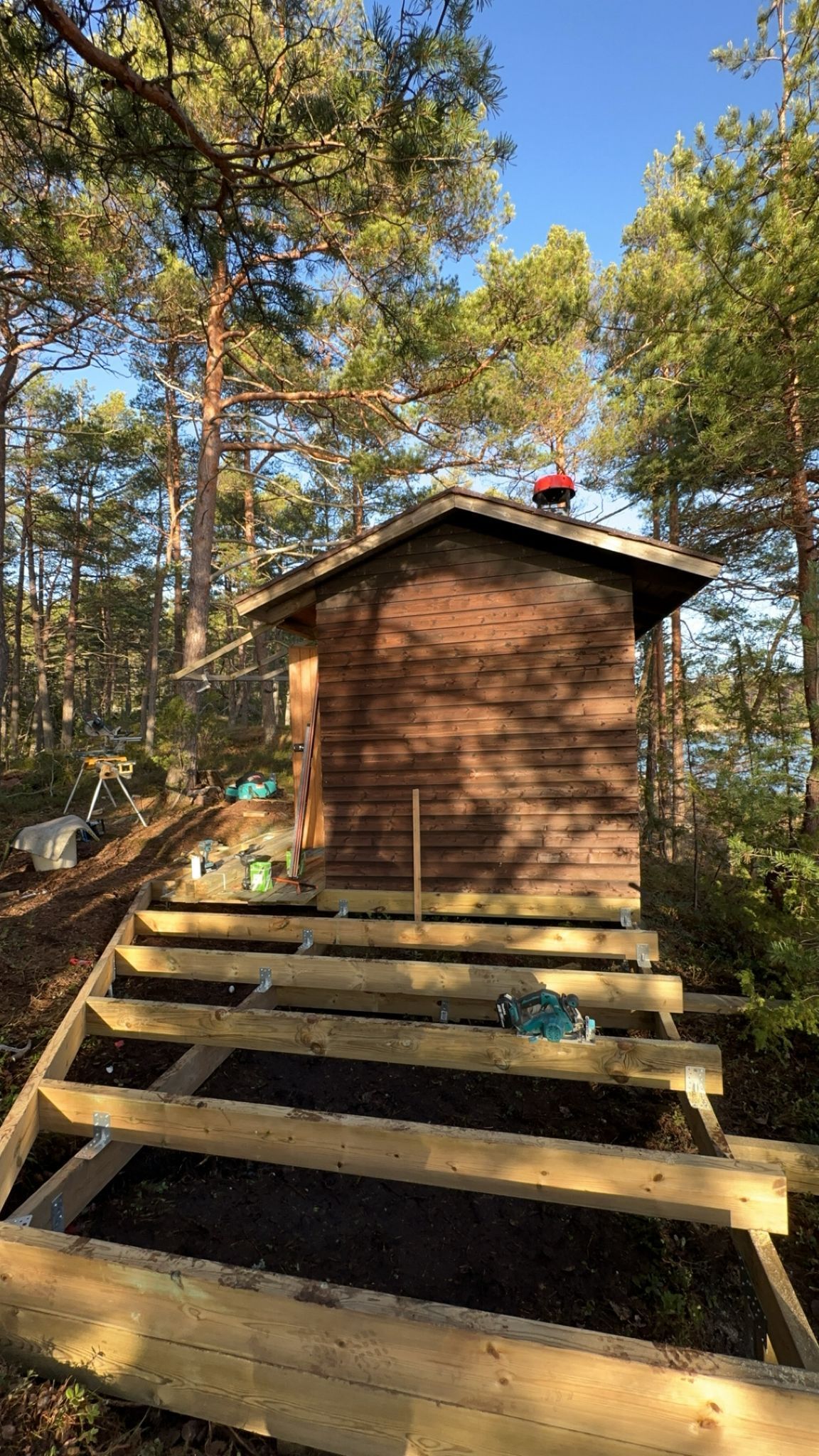 Uusi vierasmaja ja saunarakennus saaressa Porvoon rannikolla.