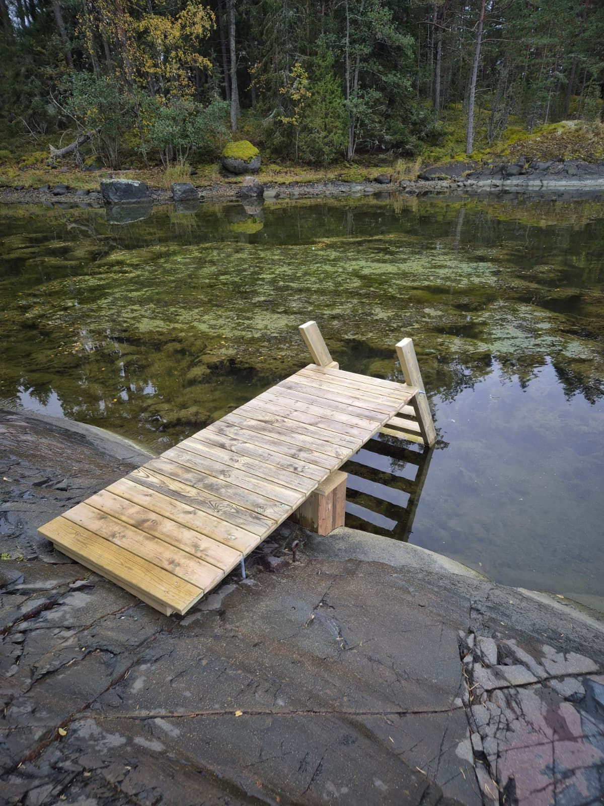 Saaristorakentamisen ammattilaiset rakentavat kestävää kiinteää laituria haastavaan maastoon.