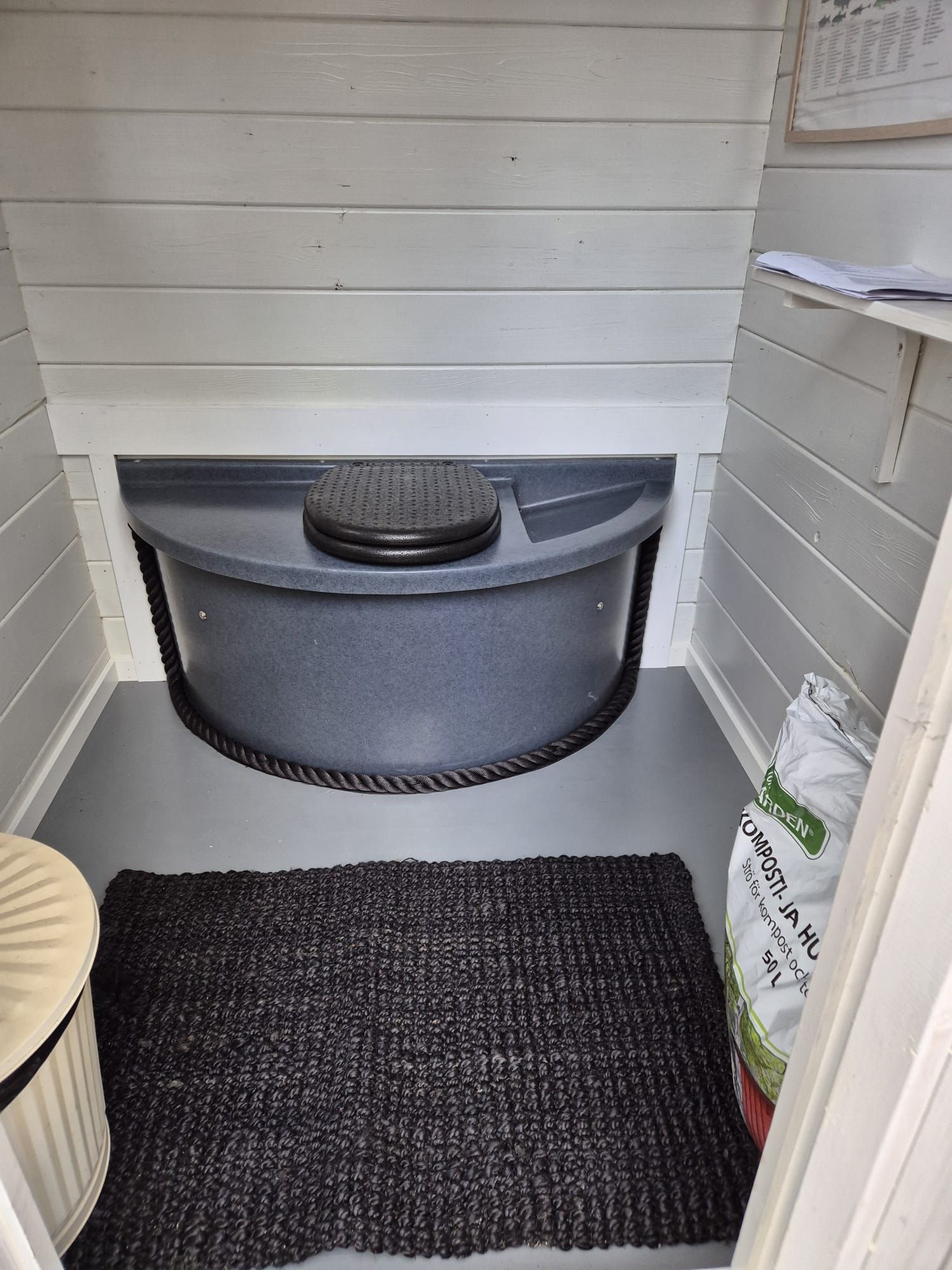 Pellinge Skärgårdsservice rakentaa perinteisen ja kestävän ulkohuussin saaristomökin pihapiiriin Porvoossa.