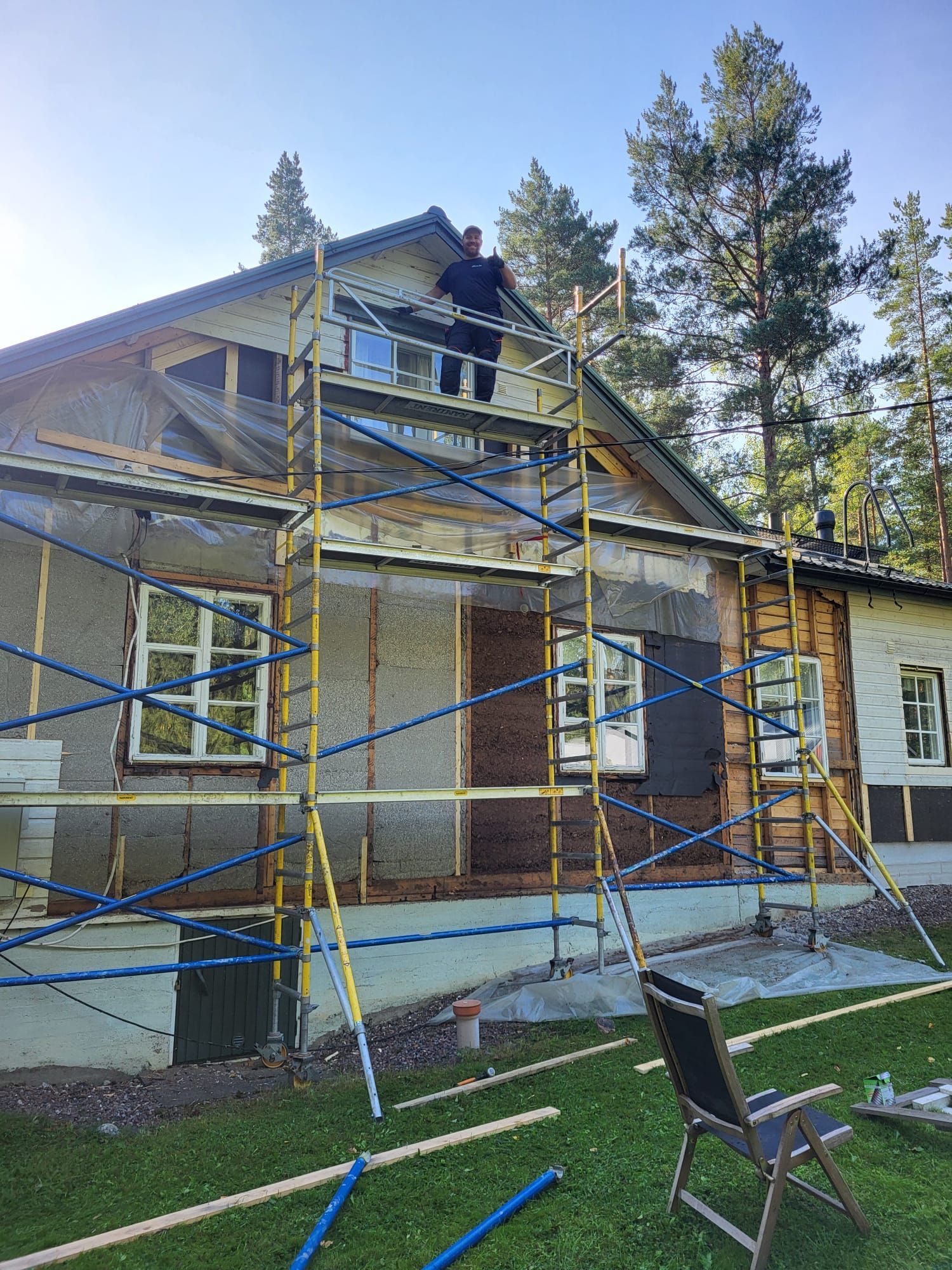 Pellinge Skärgårdsservice vaihtaa tuulensuojalevyjä ja paneeleita.