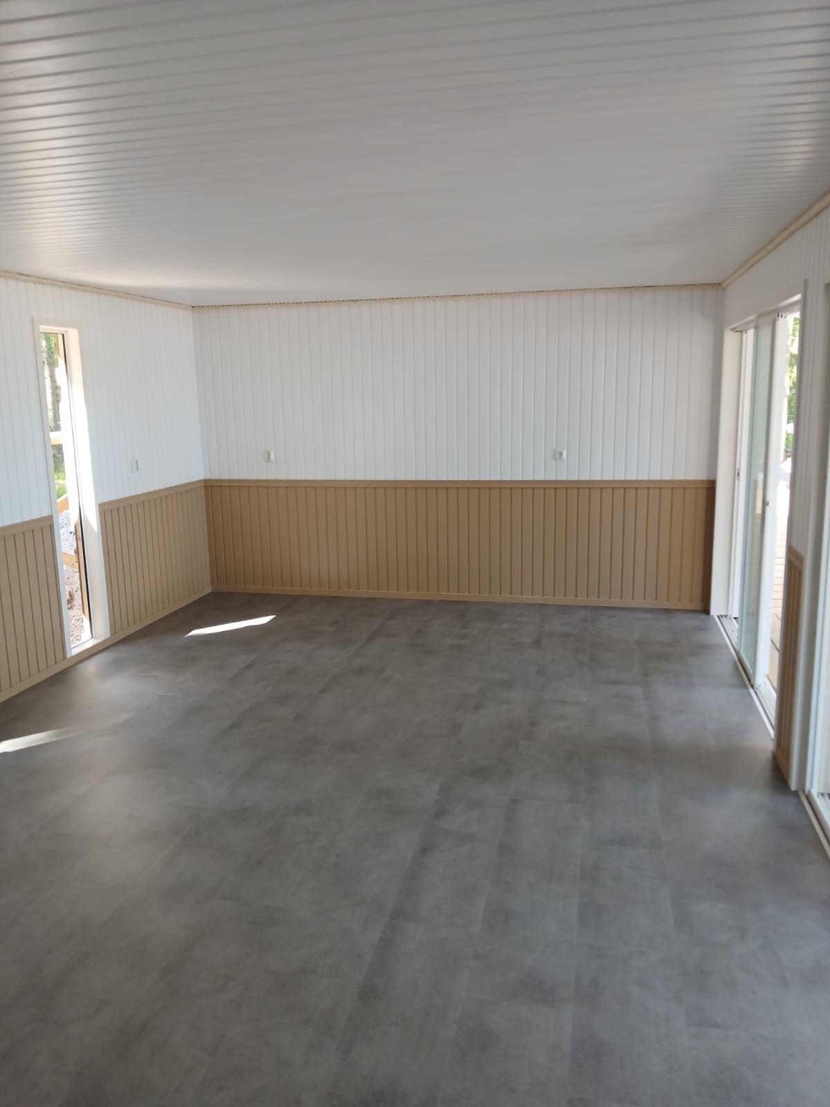 Uusi lankkulattia ja pintaremontti saariston vapaa-ajan asuntoon.