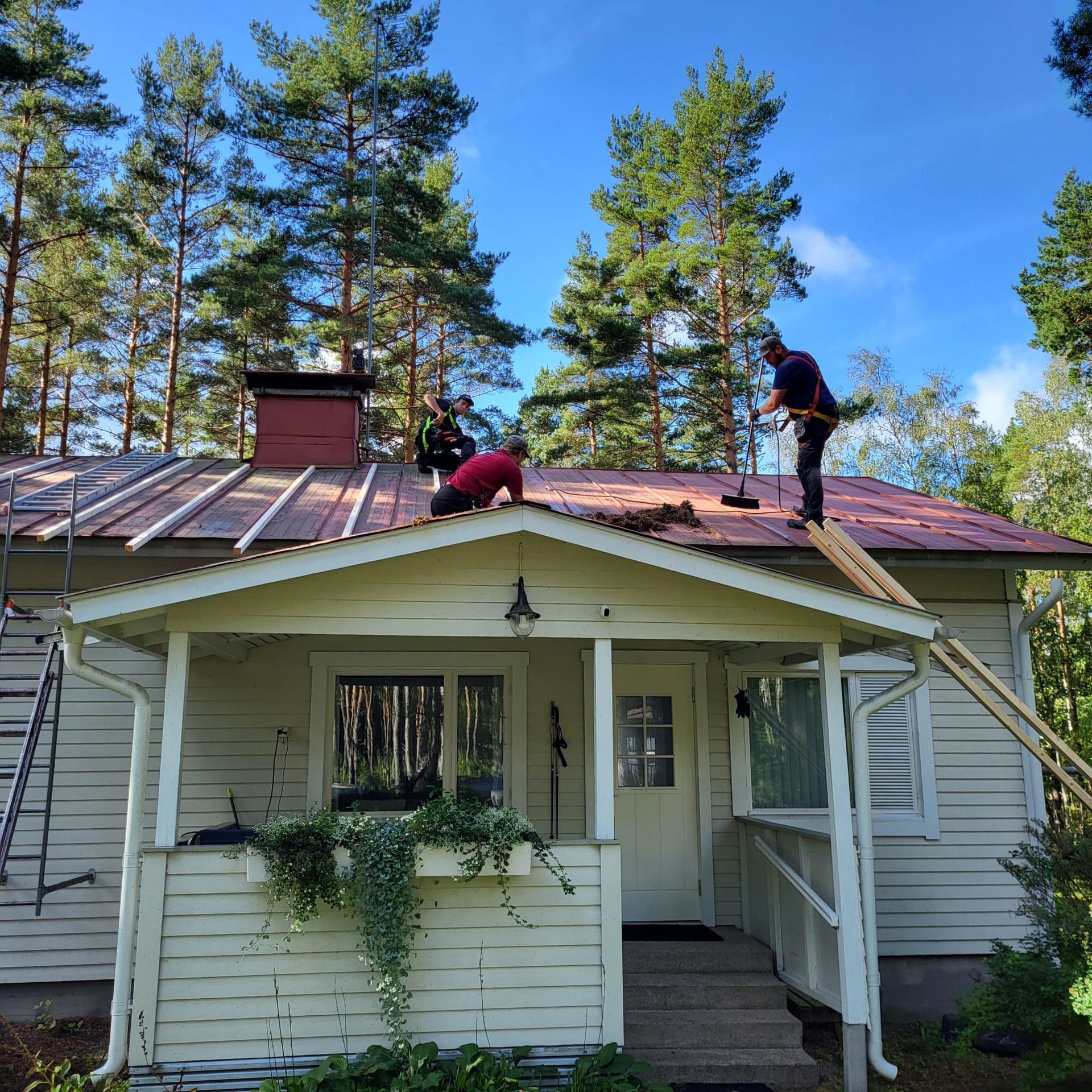 Katon puhdistus ja sammaleen poisto saaristomökiltä Itä-Uudellamaalla.