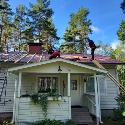 Katon puhdistus ja sammaleen poisto saaristomökiltä Itä-Uudellamaalla.