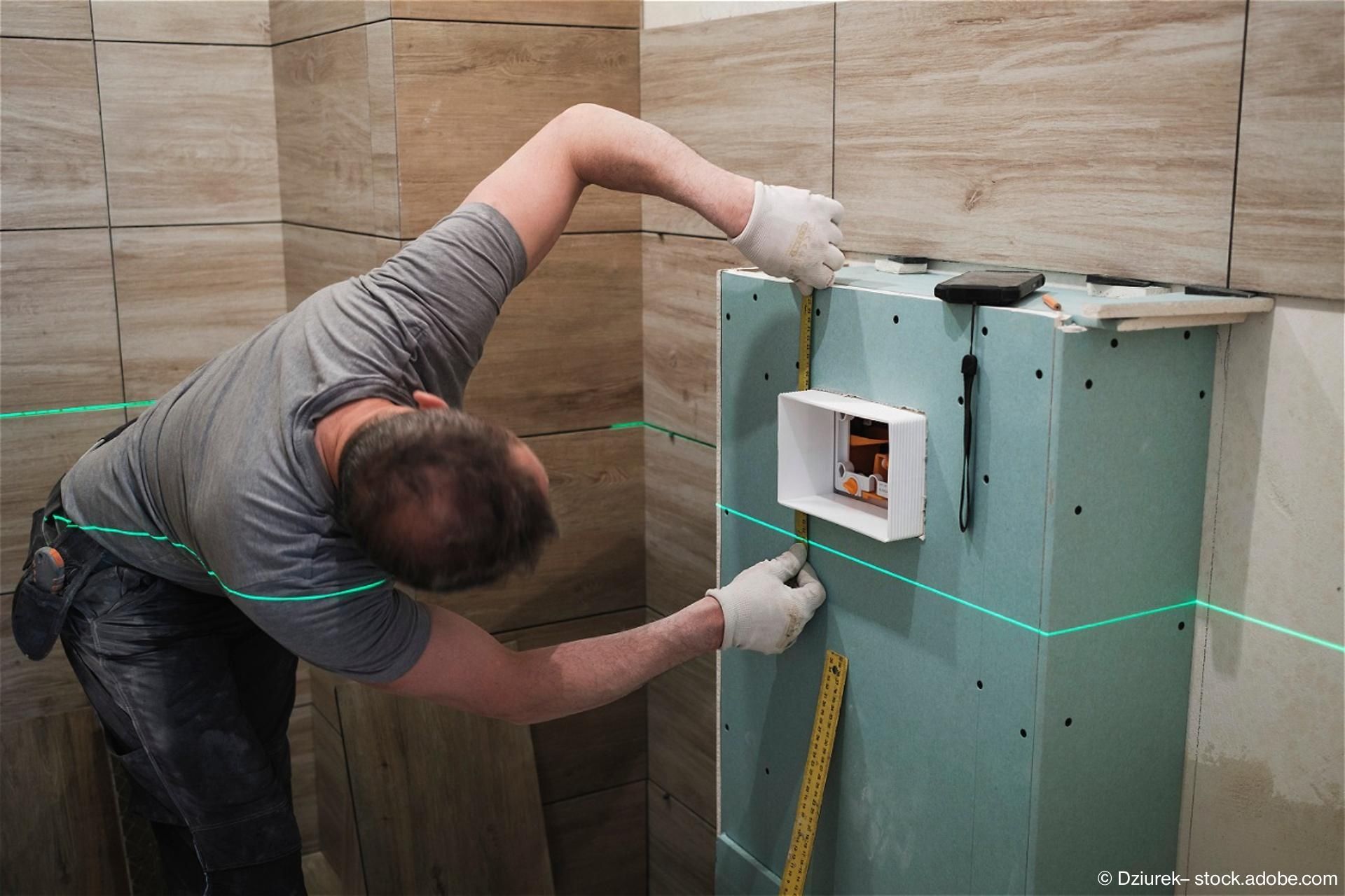 Handwerker bei Trockenbauarbeiten im Badezimmer