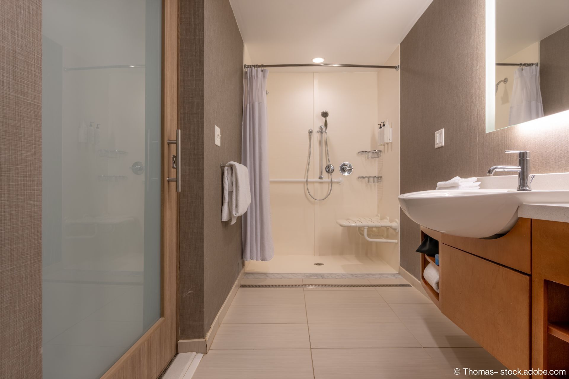 Barrierefreies modernes Badezimmer mit Dusche und Waschbecken