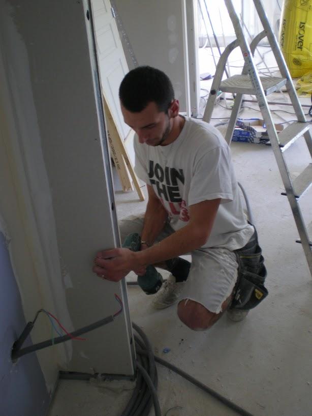 Pose d'électricité dans les cloisons