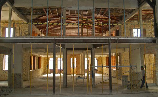 Un hombre camina por un edificio en construcción.