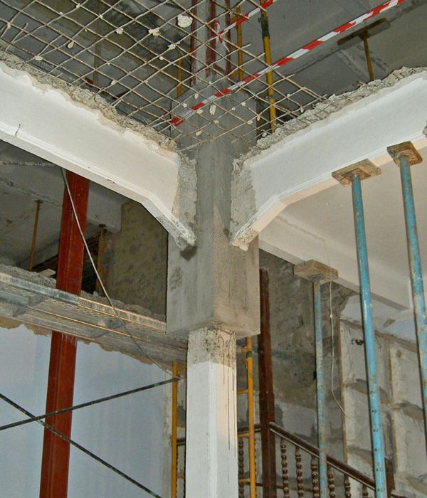 Un edificio en construcción con escaleras y andamios.