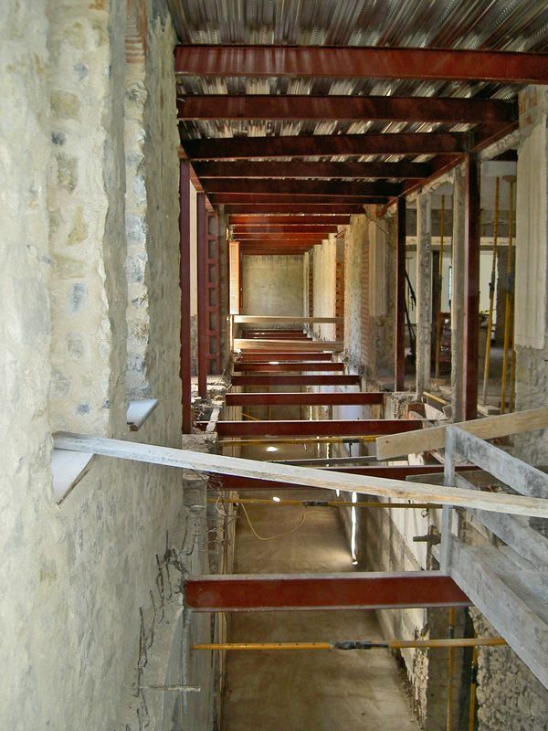 Un largo pasillo en un edificio en construcción.