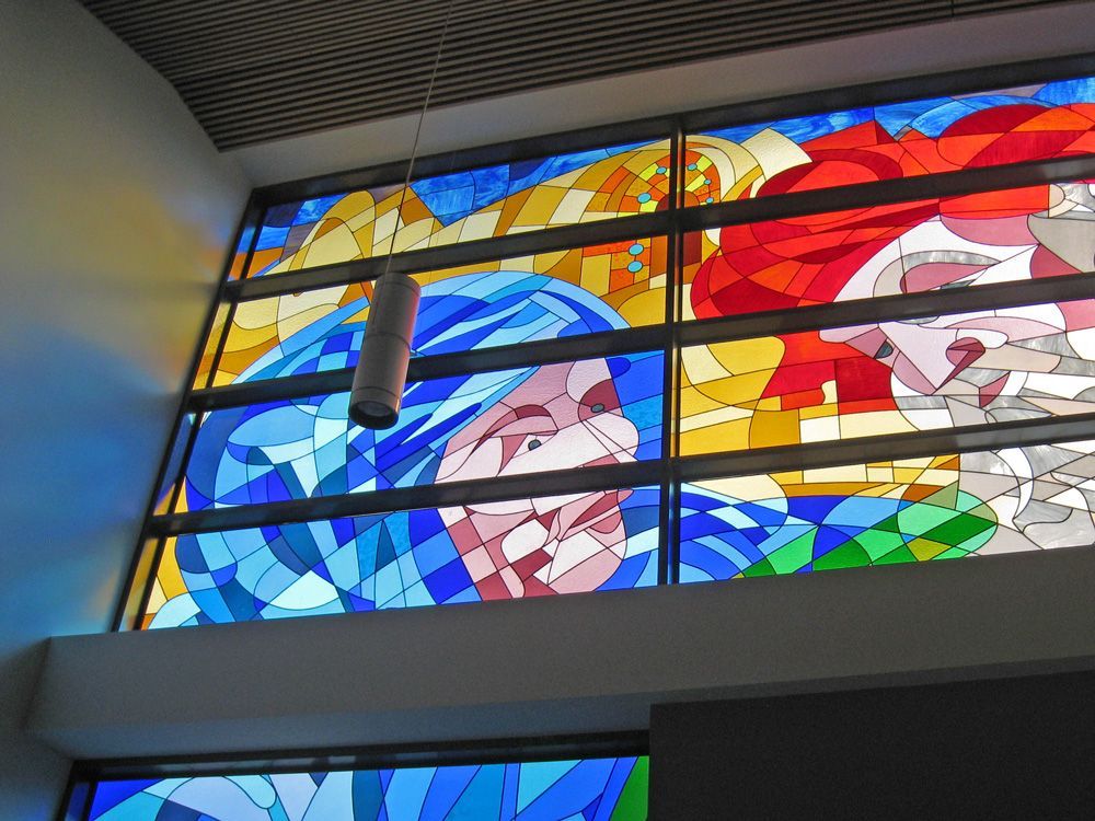 Una vidriera colorida con una luz colgando del techo.