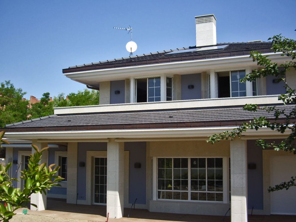 Una casa grande con una antena parabólica en el tejado