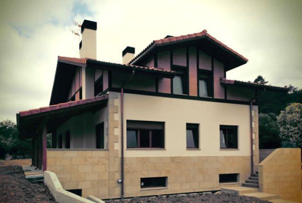 Una casa grande con techo de tejas rojas