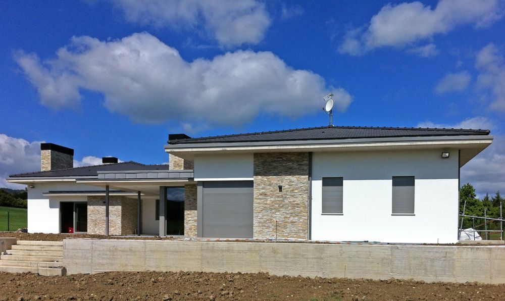 Una casa blanca con una antena parabólica encima.