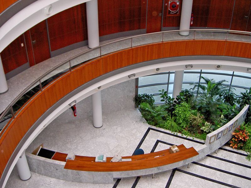 Una vista aérea de un edificio con un cartel que dice diccionario.