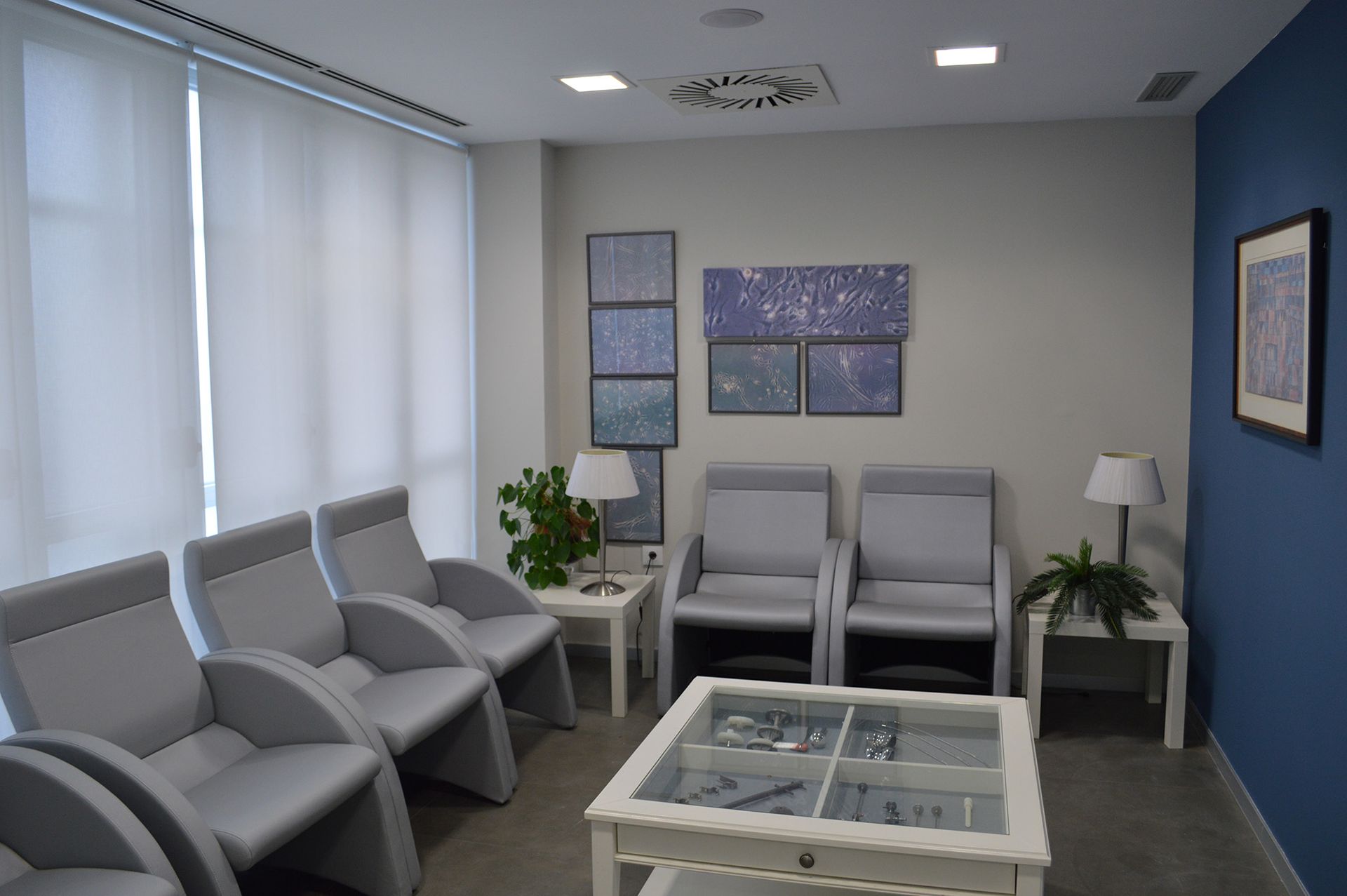 Una sala de espera con sillas y una mesa de café