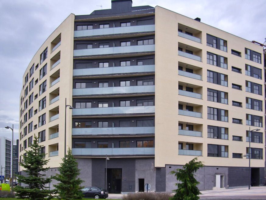 Un edificio grande con muchas ventanas y balcones.
