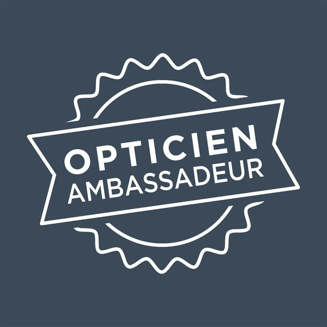 Logo blanc OPTICIEN AMBASSADEUR sur fond bleu foncé.
