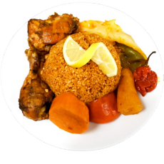 Une assiette blanche garnie de riz, de poulet, de carottes et de poivrons