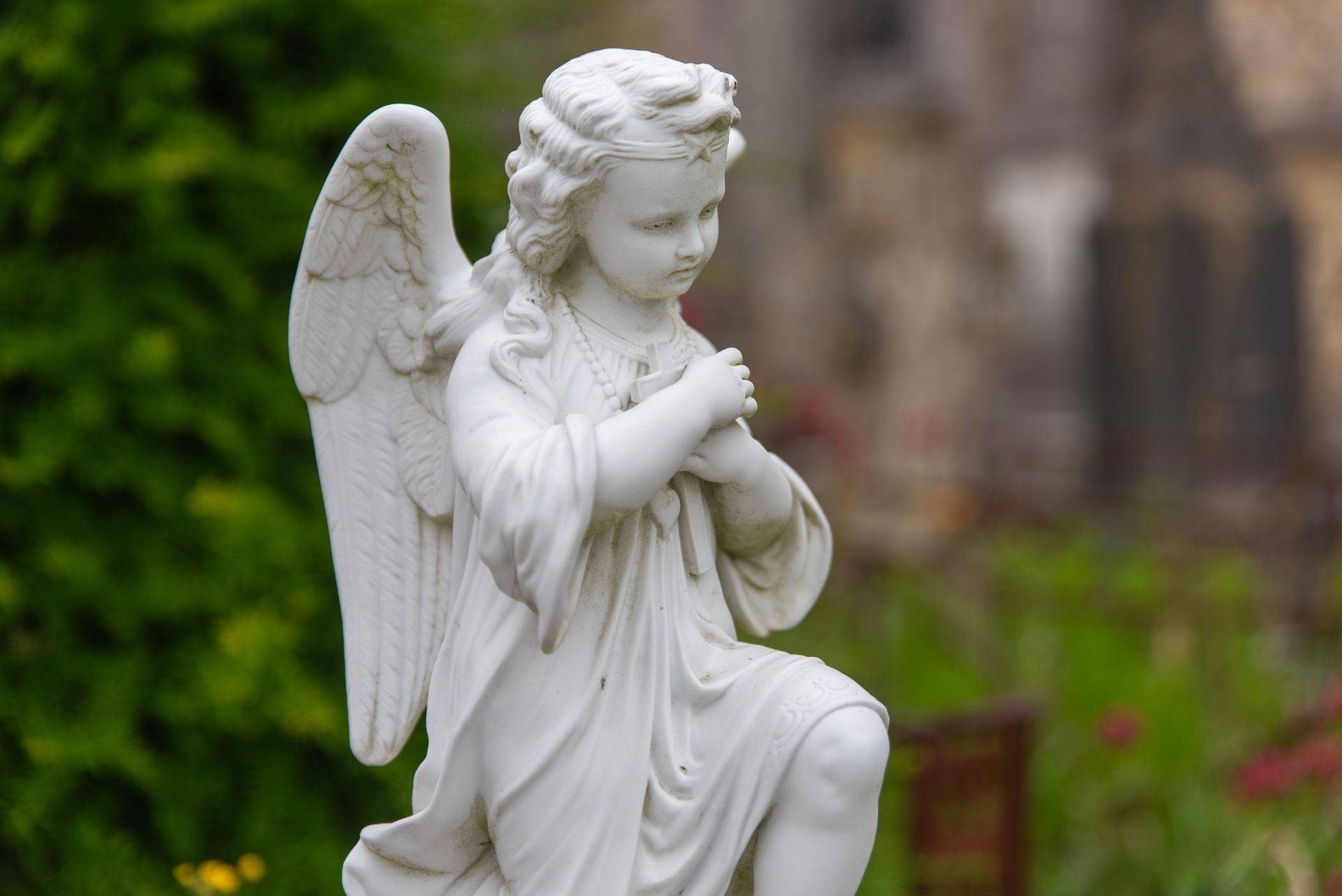 Weiße Engelsstatue auf einem Friedhof Weiße Engelsstatue auf einem Friedhof