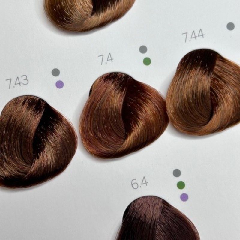 Un tas d'échantillons de cheveux avec le numéro 7 dessus