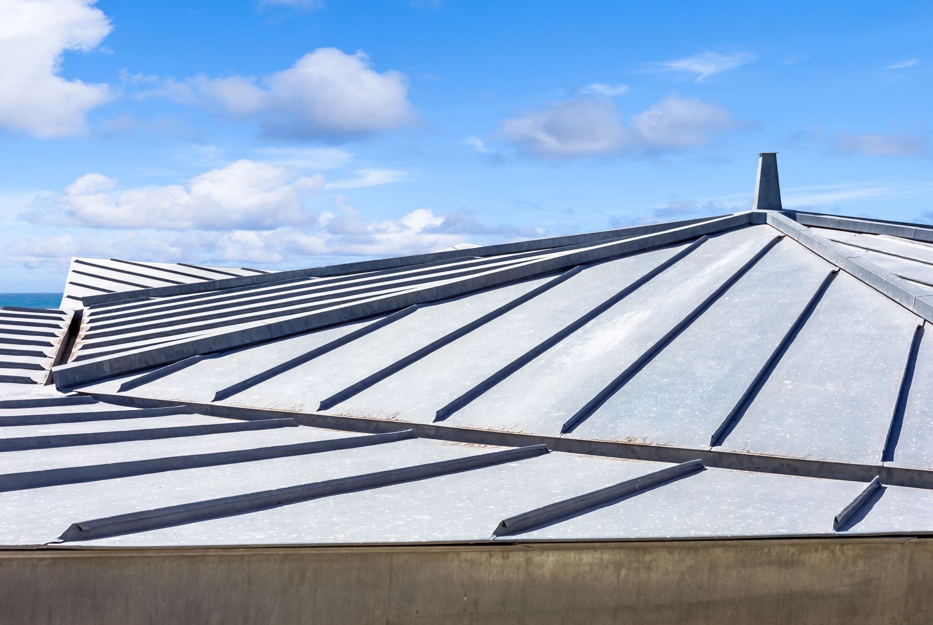 Toiture métallique à lignes parallèles.