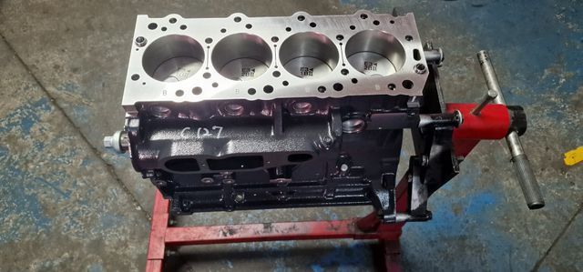 Un primer plano de un bloque de motor en un soporte.