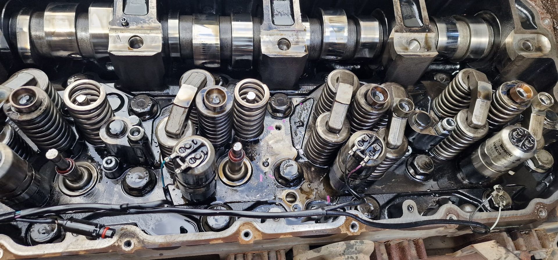 Un primer plano del interior de un motor de automóvil.