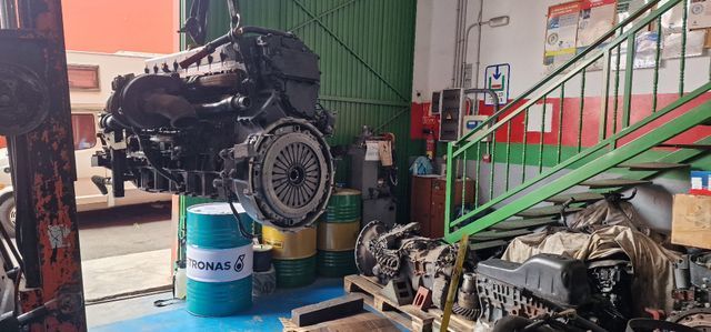 En un taller se está trabajando en el motor de un coche.