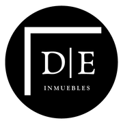 Logotipo circular negro con las letras &ldquo;DE&rdquo; e &ldquo;INMUEBLES&rdquo; en blanco, enmarcado por una l&iacute;nea blanca en la esquina.