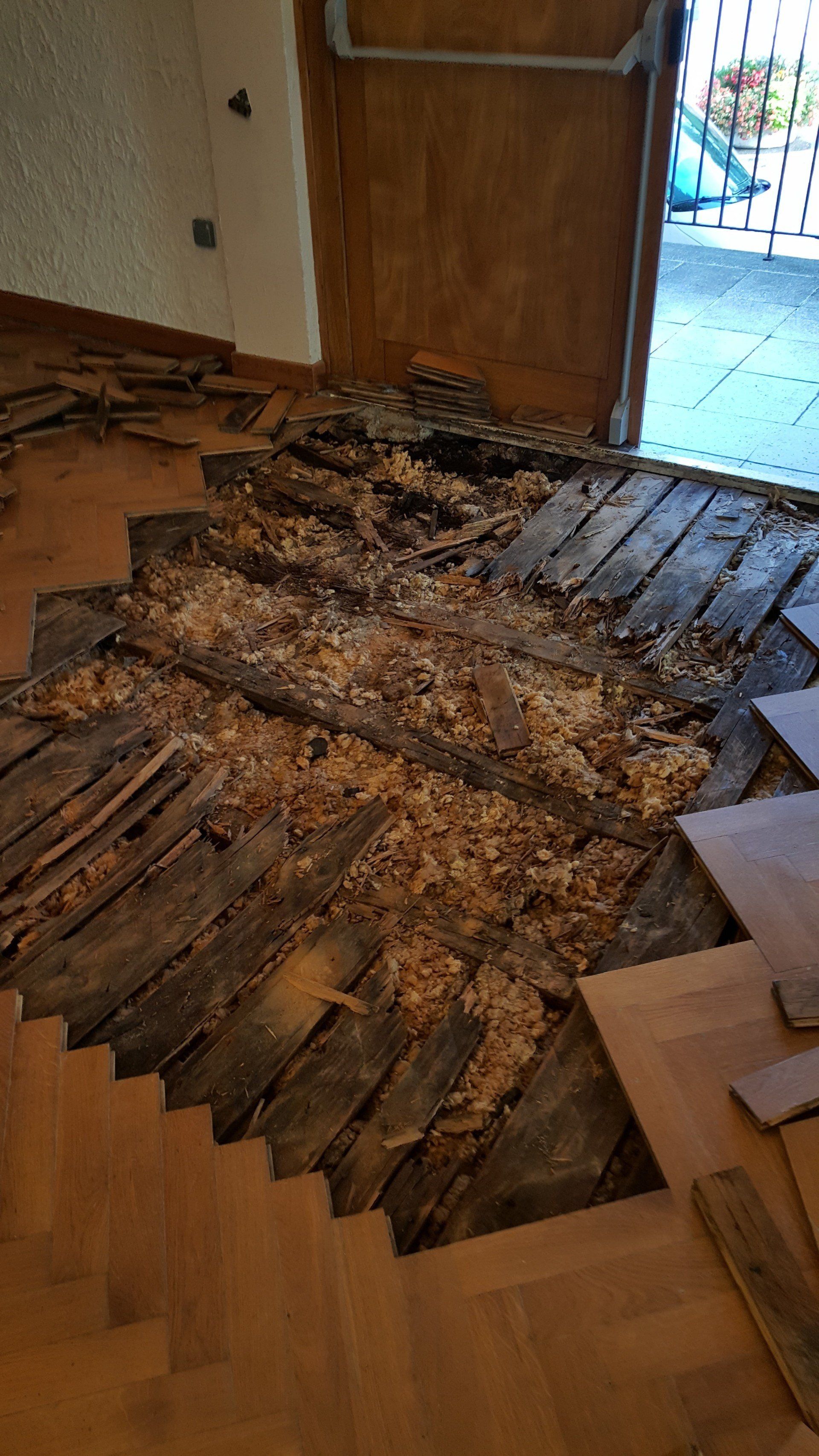 Des barres de bois cassées sous une plainte de bois