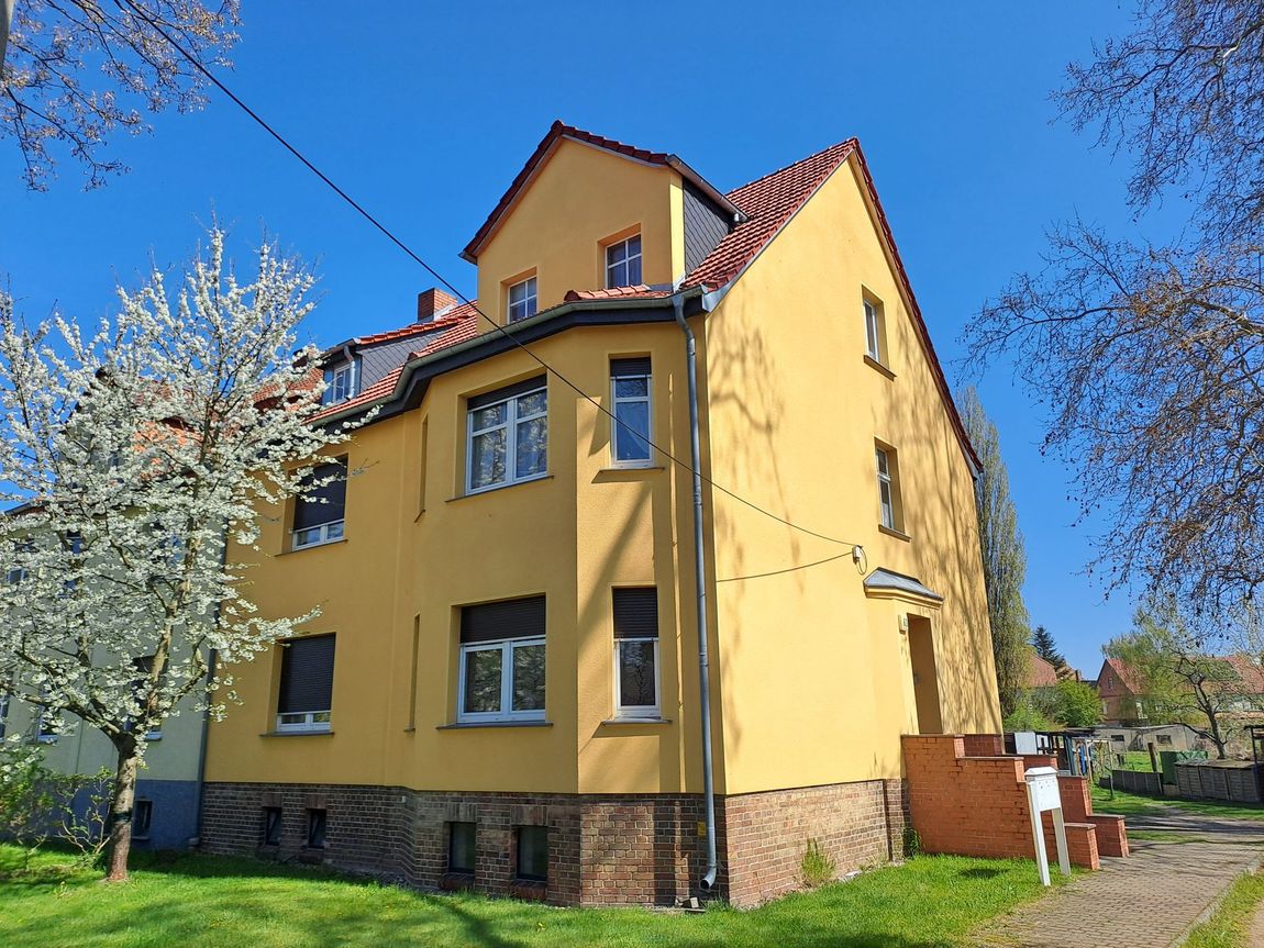 Gelbes Gebäue von Außen