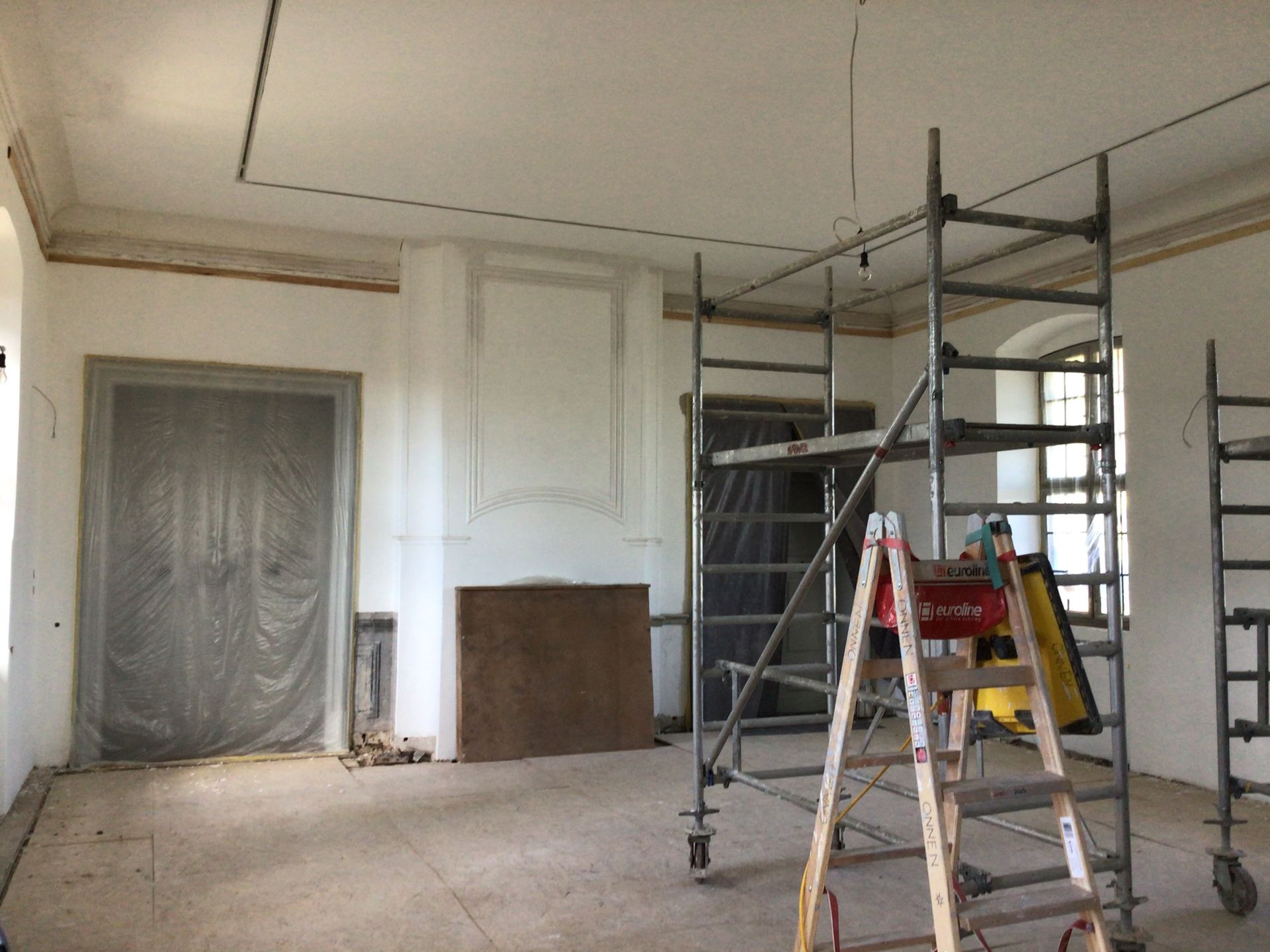 Ein im Bau befindliches Gebäude mit einem Kran im Hintergrund