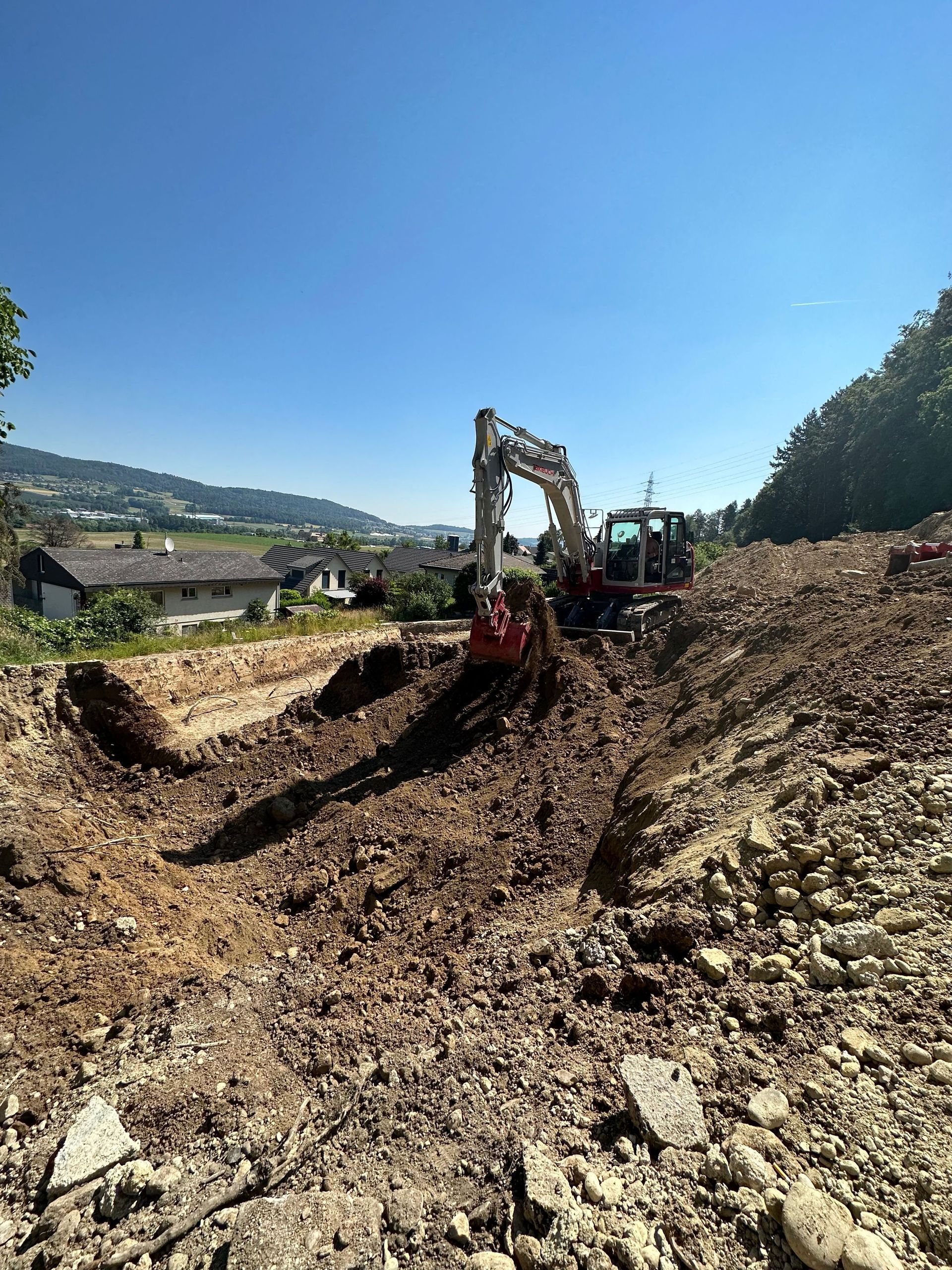 Bagger auf dem Bau für Grabarbeiten