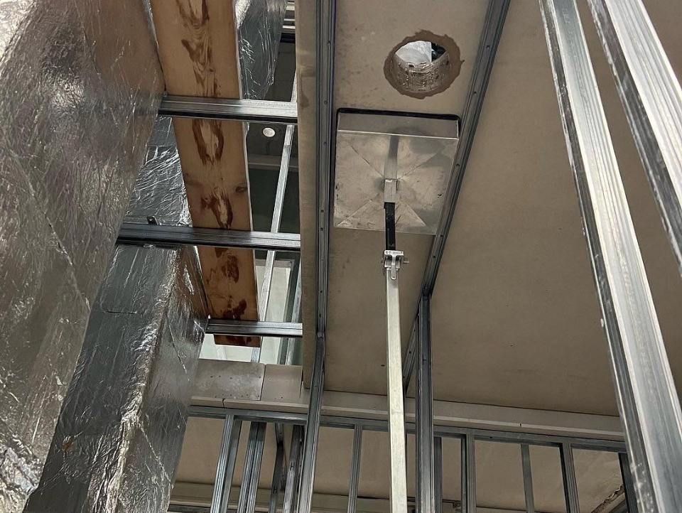 Rohrleitungen und Stahlgerüst