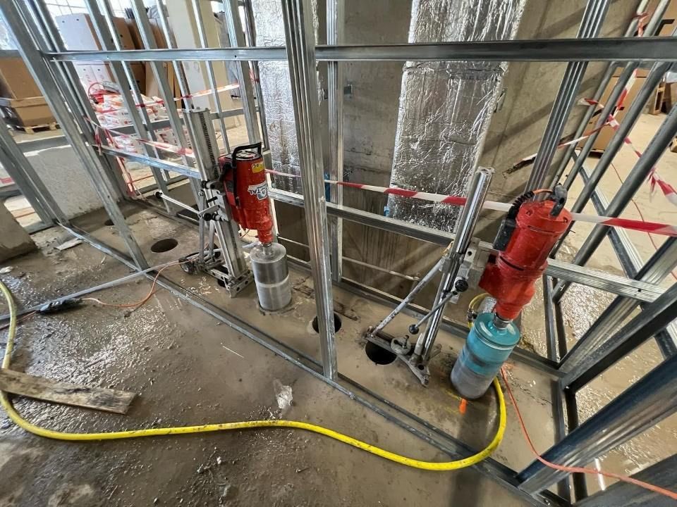 Werkzeuge und Bohrarbeiten an einer Baustelle