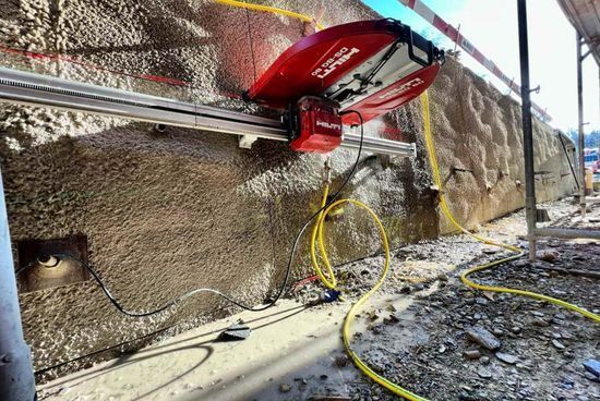 Beton einer Strasse wird mit einer Maschine geschnitten